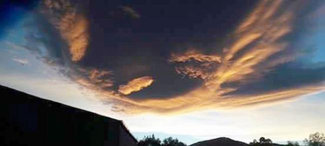 墨西哥南部城市乌瓦潘天空出现巨大灰色云团 荚状云似巨人手掌