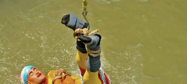 印度魔术师Chanchal Lahiry在恒河表演逃生魔术 锁上手脚沉入河中后失踪死亡