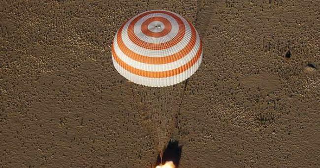 载有3名宇航员的“联盟MS-08”号飞船返回舱在哈萨克斯坦草原成功着陆
