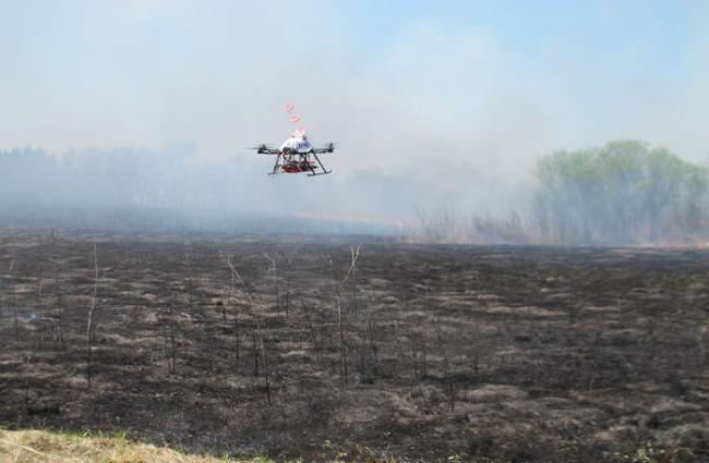 美国研究人员测试对抗草原火灾的新工具――无人机