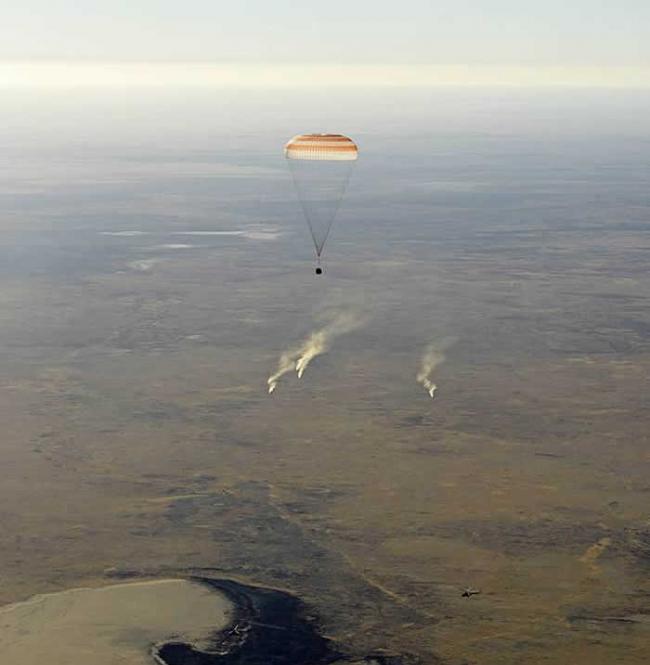 载有3名宇航员的“联盟MS-08”号飞船返回舱在哈萨克斯坦草原成功着陆