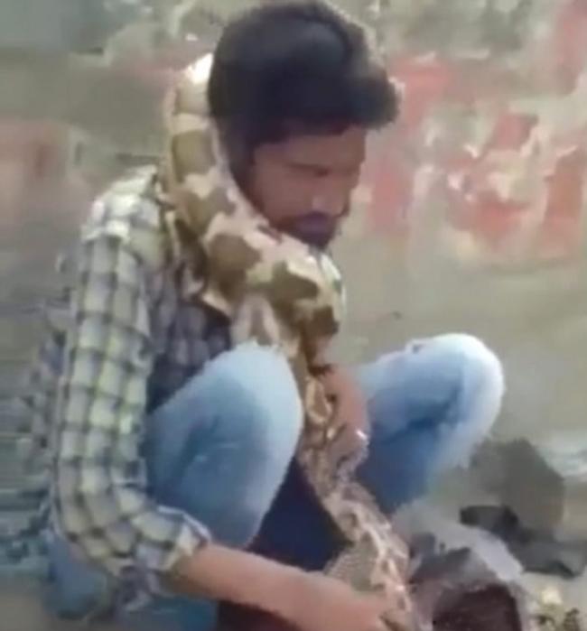 印度北方邦弄蛇人表演遭蟒蛇缠住脖子 观众以为做效果鼓掌