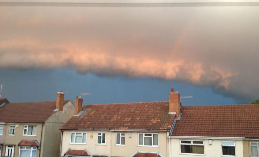 英国布里斯托尔天空出现层积云云堤壮观景象