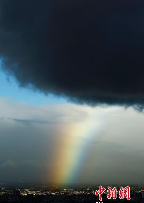 古巴圣何塞市“耶稣光”彩虹穿透乌云