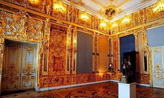 俄国在战后仿制“琥珀厅”，依稀可见昔日的辉煌。