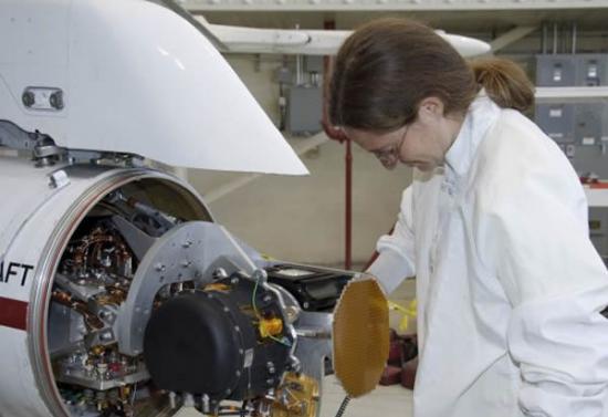 2011年，喷气推进实验室工程师汉娜•哥特伯格（Hannah Goldberg）正在检查搭载于一架宇航局德雷登飞行研究中心F/A-18飞机上用于测试