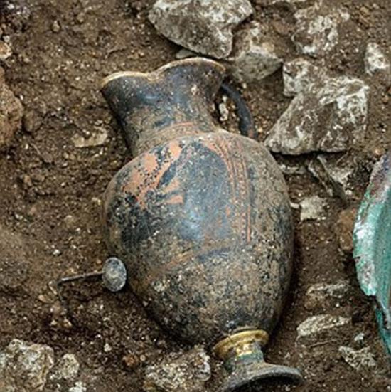 国家考古研究所的Inrap小组从去年10月份开始了发掘工作。他们认为墓地年代为第一次铁器时代末期，铁器时代是以铁的广泛使用为标志。科学家还说，它的发现能够解释铁