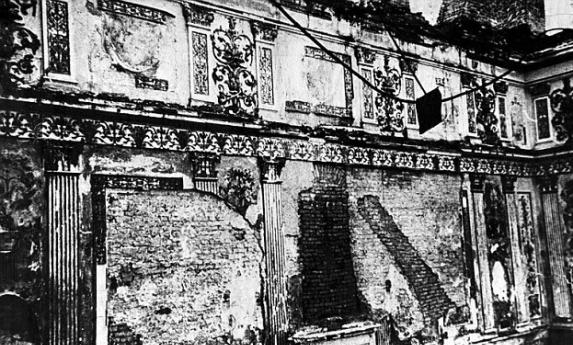 纳粹德军当年大肆抢掠，“琥珀厅”终毁于一旦。