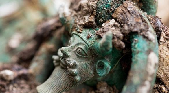 考古学家在法国香槟区拉沃（Lavau）郊区的一个商业区，发现了铁器时代凯尔特人（西欧最古老的土著居民）王子的墓地。这个墓地很特殊，因为里面到处都是古希腊和很可能