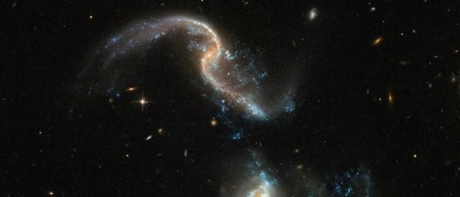 哈勃太空望远镜拍下鲸鱼座两个星系合并过程