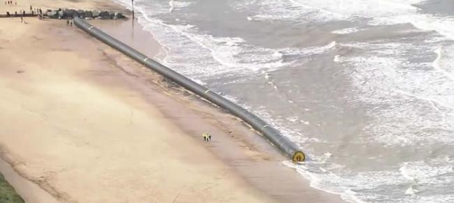 英国诺福克海滩出现现4.8米神秘塑胶黑管