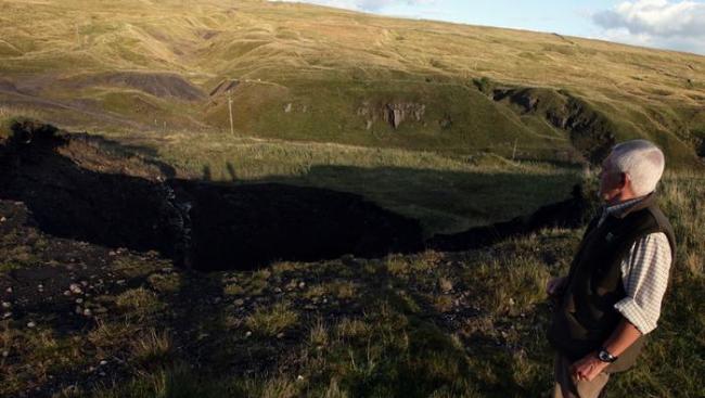 英国大学教师打猎回家途中发现路上出现巨型天坑