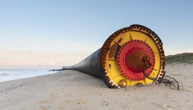 英国诺福克海滩出现现4.8米神秘塑胶黑管