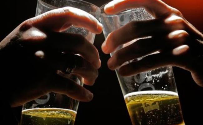 专家表示，研究结果挑战少量饮酒习惯有利健康的说法。（资料图片）