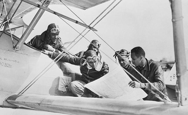 塔斯克基飞行员因努力克服种族歧视而名留青史。