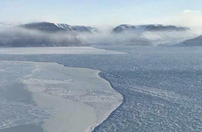 美国NASA从空中拍摄北极时发现冰层中的神秘孔洞