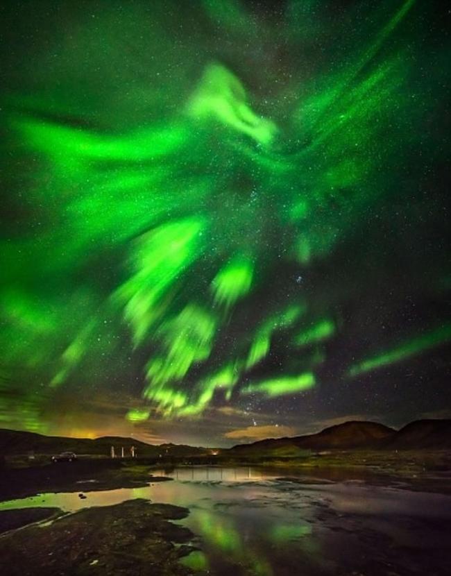 北极光是北半球的自然景象。
