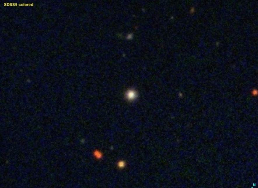 SDSS J0018-0939是一颗质量不大的第二代恒星，但是它带有宇宙第一代恒星的化学印记。这颗星球在照片中虽然显示为白色，但若以肉眼观看是橙色的。 PHOT