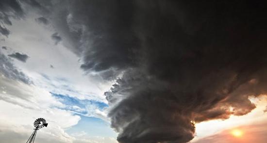 女摄影师用镜头记录下美国中西部的超级单体风暴