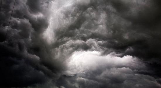 女摄影师用镜头记录下美国中西部的超级单体风暴