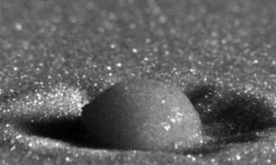 研究员指，水点滴落沙石面形成小坑洞，与行星撞击地球形成坑洞的情况相似。