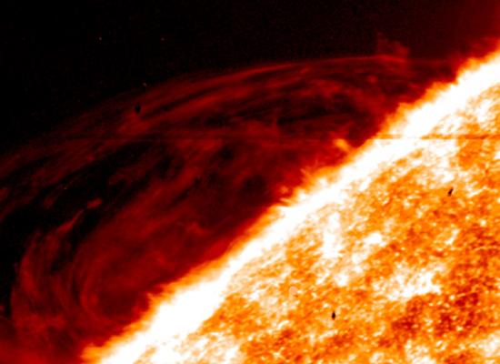 上图为由太阳观测卫星“界面区成像光谱仪”(IRIS)拍摄的太阳细节图。