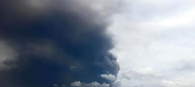 印尼苏拉威西岛上的索普坦火山3日上午爆发