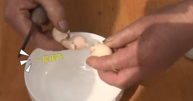 将这颗诡异「花生蛋」敲开，发现里面竟然还有一层蛋壳。