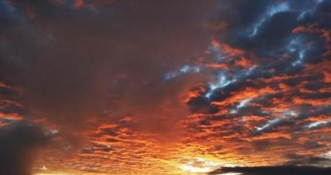 四川雅安市有网民日前拍到二郎山“火烧云”日出景象。