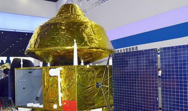 中国计划2020年发射火星探测器，它将负责采集火星数据，并勘测潜在的着陆地点。如图所示，这是最新亮相的火星探测器模型。