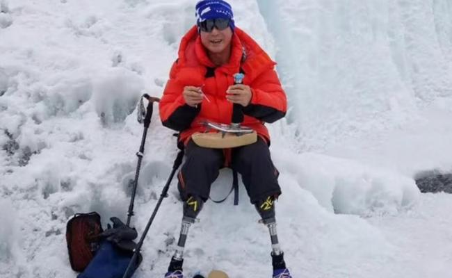 北京69岁的双腿截肢残疾登山家夏伯渝五度闯珠峰终登顶