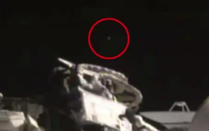 有网民在NASA直播片段中，发现国际太空站附近有一个光点（红圈）紧随着飞行。