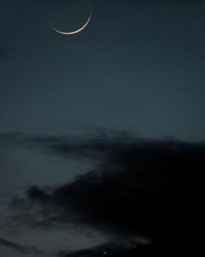 天文摄影师Giuseppe Petricca拍摄到的月亮和金星的合照