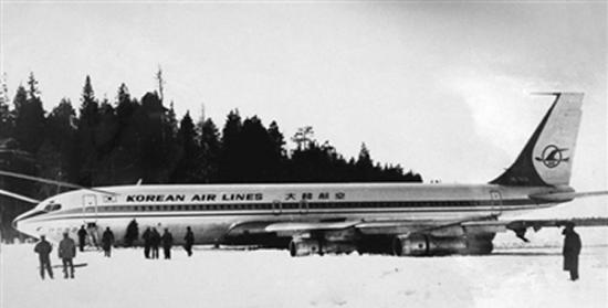 1978年4月20日，韩国一架波音707客机被苏联导弹击中，被迫降落在苏联西北部的湖面上。