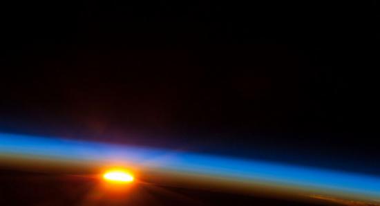 国际空间站途径复活节岛时宇航员捕捉到的南太平洋日出