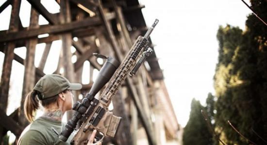 美国退役女兵身影重现非洲东部 再次拿起武器打击丛林偷猎者