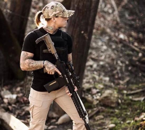 美国退役女兵身影重现非洲东部 再次拿起武器打击丛林偷猎者
