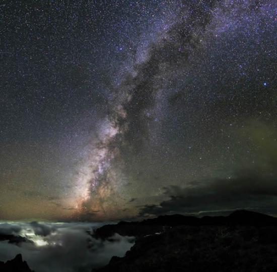 加那利群岛上空的银河照片