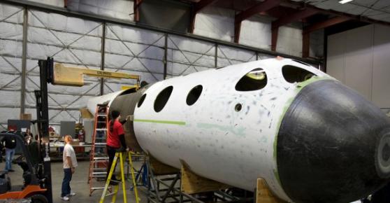 维珍银河计划兴建一架新的飞船。图为“太空船2号”早前建造的过程。