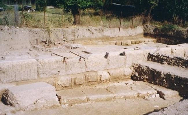 瑞士和希腊考古团队根据克内普夫勒提供的位置进行挖掘。