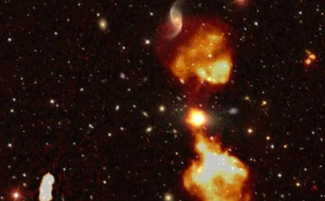 射电望远镜能探测到遥远的星系。
