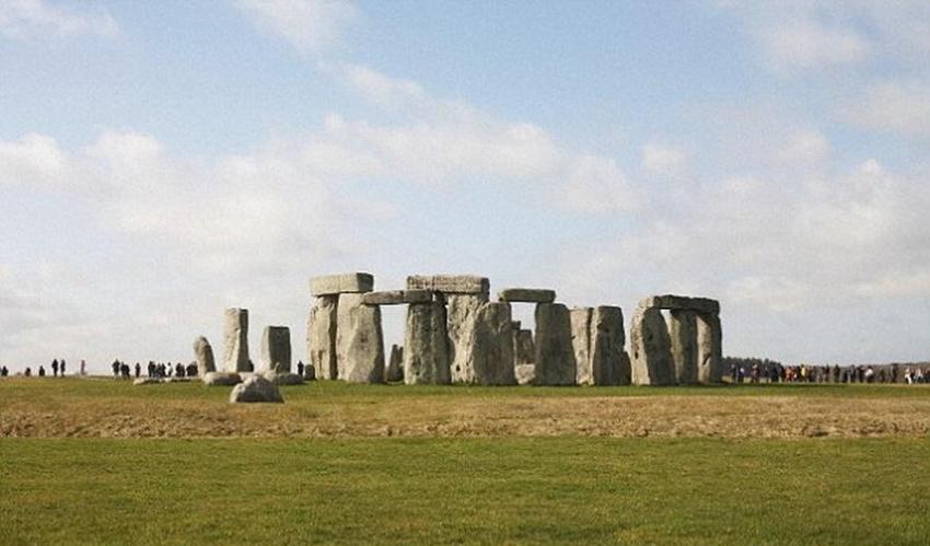 考古学家将这些中国戈壁怪石圈与英国威尔特郡史前巨石阵进行对比，目前史前巨石阵起源及其用途仍是一个未解谜团，一些专家猜测，这些石圈结构是用于崇拜太阳。