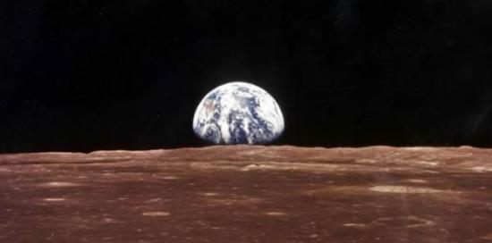 美国“阿波罗11”号登月任务期间拍摄的一幅照片，展示了从月球看到的地球景象。拍照时，月球正进入指挥舱的视野，宇航员尼尔-阿姆斯特朗和小埃德温-奥尔德林尚未离开“
