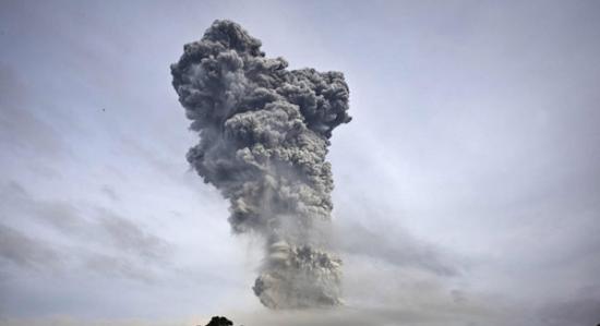 印尼苏门答腊岛的锡纳朋火山再度喷发