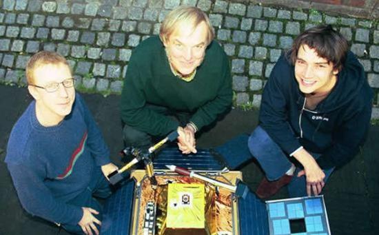 猎兔犬-2号探测器发射前夕，英国流行乐团“污点乐队”成员Dave Rowntree(左)和Alex James(右)与科林・菲林格博士(中间)在一起。污点乐队创