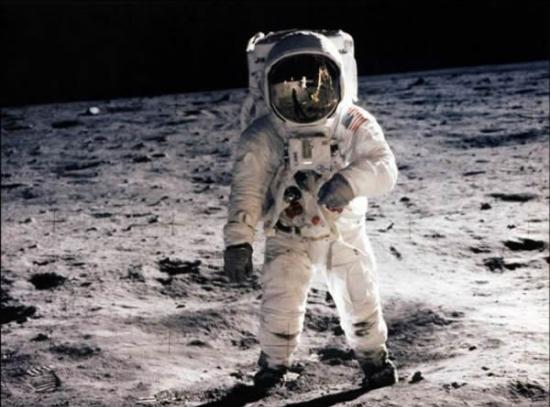 1969年7月20日，“阿波罗11”号宇航员奥尔德林正在月球表面漫步。