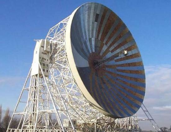 英国科学家使用位于麦克莱斯菲尔德的焦德雷班克洛弗尔望远镜搜寻猎兔犬-2号探测器的信号