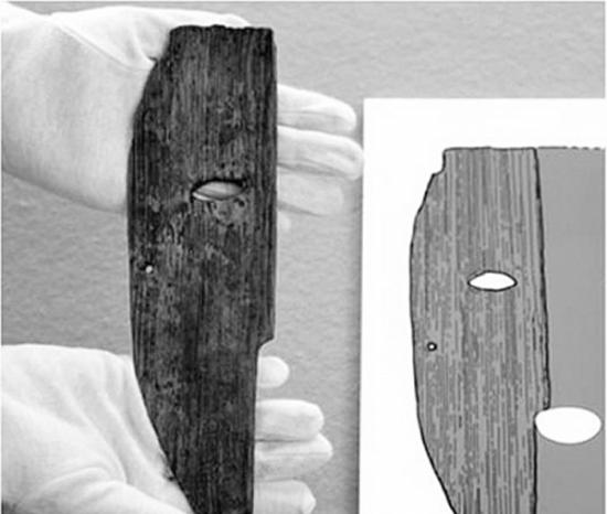 日本考古学家在奈良县樱井市发现一件罕见的木制面具残件