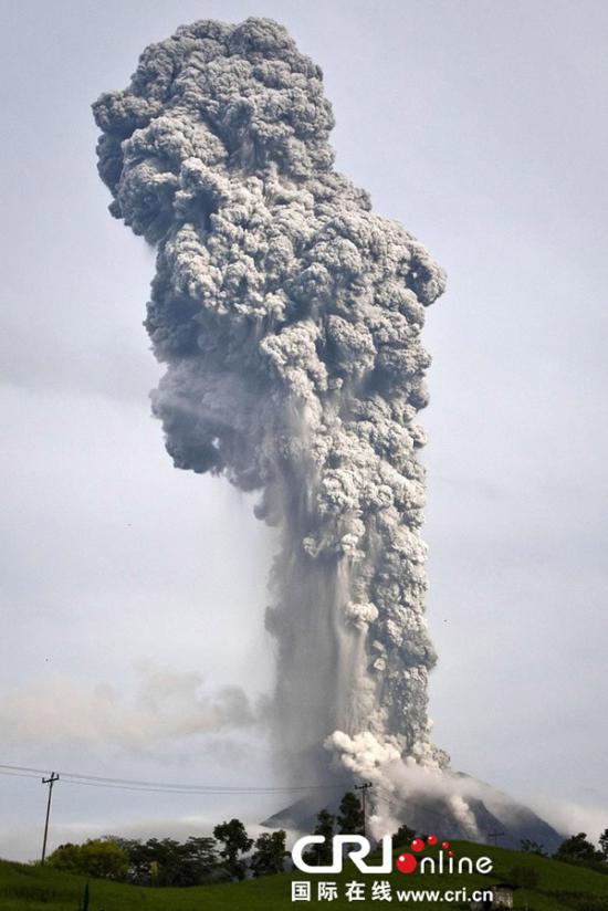 印尼苏门答腊岛的锡纳朋火山再度喷发