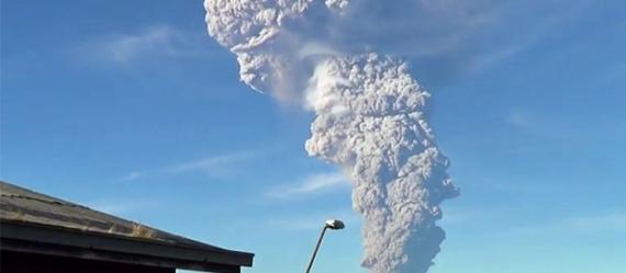 卡尔布科火山逾42年来首次爆发。
